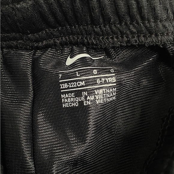 NEW Nike Boys Black Athletic Mesh Shorts 7 - Picture 3 of 10